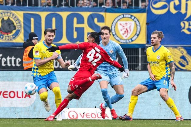 Goalscorer Damion Downs 1 FC Köln,42 scores to 1 2 against v l Ermin Bicakcic Eintracht Braunschweig,6 , Goalkeeper Ron Thorben Hoffmann Eintracht Braunschweig,1 , Kevin Ehlers Eintracht Braunschweig,21 2 Soccer Bundesliga Season 2024 2025 Eintracht Braunschweig vs 1 FC Köln at Eintracht Stadium in Braunschweig Action,Soccer,Man,Men,Germany,01 02 2025