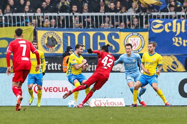 Goalscorer Damion Downs 1 FC Köln,42 scores to 1 2 against v l Ermin Bicakcic Eintracht Braunschweig,6 , Goalkeeper Ron Thorben Hoffmann Eintracht Braunschweig,1 , Kevin Ehlers Eintracht Braunschweig,21 2 Soccer Bundesliga Season 2024 2025 Eintracht Braunschweig vs 1 FC Köln at Eintracht Stadium in Braunschweig Action,Soccer,Man,Men,Germany,01 02 2025