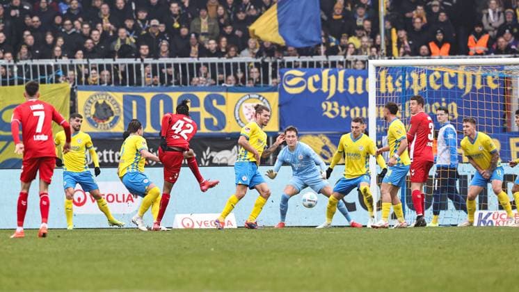 Goalscorer Damion Downs 1 FC Köln,42 scores to 1 2 against v l Ermin Bicakcic Eintracht Braunschweig,6 , Kevin Ehlers Eintracht Braunschweig,21 , Goalkeeper Ron Thorben Hoffmann Eintracht Braunschweig,1 , Sven Koehler Köhler Eintracht Braunschweig,27 2 Soccer Bundesliga Season 2024 2025 Eintracht Braunschweig vs 1 FC Köln at Eintracht Stadium in Braunschweig Action,Soccer,Man,Men,Germany,01 02 2025