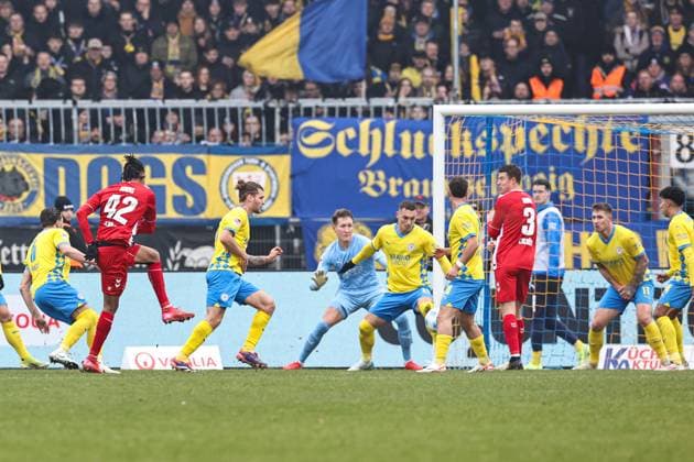 Goalscorer Damion Downs 1 FC Köln,42 scores to 1 2 against v l Ermin Bicakcic Eintracht Braunschweig,6 , Kevin Ehlers Eintracht Braunschweig,21 , Goalkeeper Ron Thorben Hoffmann Eintracht Braunschweig,1 , Sven Koehler Köhler Eintracht Braunschweig,27 2 Soccer Bundesliga Season 2024 2025 Eintracht Braunschweig vs 1 FC Köln at Eintracht Stadium in Braunschweig Action,Soccer,Man,Men,Germany,01 02 2025