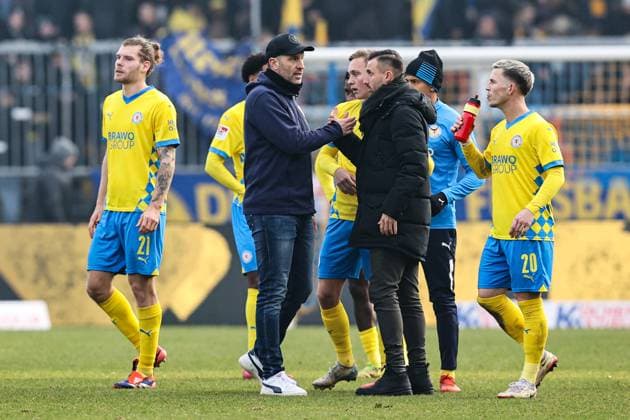 f l Kevin Ehlers Eintracht Braunschweig,21 , Coach Daniel Scherning Eintracht Braunschweig , Robin Krausse Krauße Eintracht Braunschweig,39 , Lino Tempelmann Eintracht Braunschweig,20 2 Soccer Bundesliga Season 2024 2025 Eintracht Braunschweig vs 1 FC Köln at Eintracht Stadium in Braunschweig Soccer,Man,Men,Germany,01 02 2025