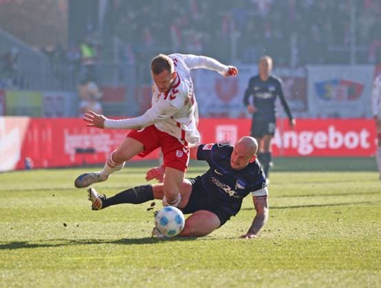 Toni Leistner Hertha BSC, 37 , Eric Hottmann SSV Jahn Regensburg, 9 , GER, SSV Jahn Regensburg vs Hertha BSC, Football, 2 Bundesliga, Matchday 20, Season 2025, 01 02 2025 DFB DFL regulations prohibit any use of photographs as image sequences and or quasi video GER, SSV Jahn Regensburg vs Hertha BSC, Football, 2 Bundesliga, Matchday 20, Season 2025, 01 02 2025 Regensburg Copyright: xEibner-Pressefoto Grafx EP_AGF