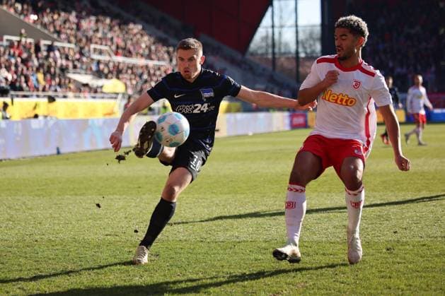 Bryan Hein SSV Jahn Regensburg, 3 , Jonjoe Kenny Hertha BSC, 16 , GER, SSV Jahn Regensburg vs Hertha BSC, Football, 2 Bundesliga, Matchday 20, Season 2025, 01 02 2025 DFB DFL regulations prohibit any use of photographs as image sequences and or quasi video GER, SSV Jahn Regensburg vs Hertha BSC, Football, 2 Bundesliga, Matchday 20, Season 2025, 01 02 2025 Regensburg Copyright: xEibner-Pressefoto Grafx EP_AGF
