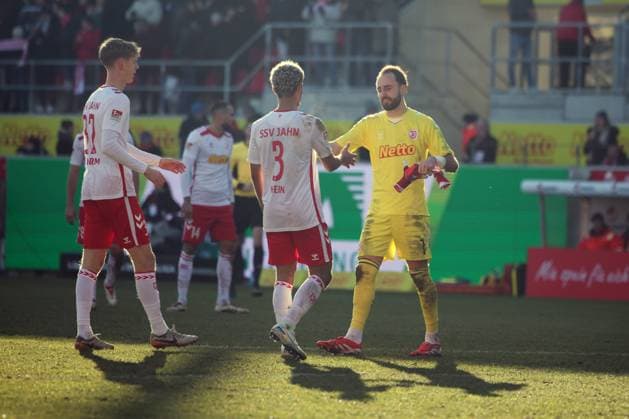 Felix Gebhardt SSV Jahn Regensburg, 1 , Bryan Hein SSV Jahn Regensburg, 3 , Leopold Wurm SSV Jahn Regensburg, 37 , GER, SSV Jahn Regensburg vs Hertha BSC, Football, 2 Bundesliga, Matchday 20, Season 2025, 01 02 2025 DFB DFL regulations prohibit any use of photographs as image sequences and or quasi video GER, SSV Jahn Regensburg vs Hertha BSC, Football, 2 Bundesliga, Matchday 20, Season 2025, 01 02 2025 Regensburg Copyright: xEibner-Pressefoto Grafx EP_AGF