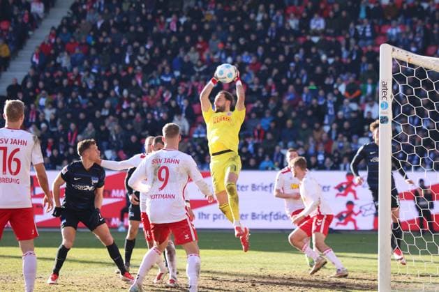 Derry Scherhant Hertha BSC, 39 , Jonjoe Kenny Hertha BSC, 16 , Louis Breunig SSV Jahn Regensburg, 16 , Eric Hottmann SSV Jahn Regensburg, 9 , Felix Gebhardt SSV Jahn Regensburg, 1 , GER, SSV Jahn Regensburg vs Hertha BSC, Soccer, 2 Bundesliga, 20 Spieltag, Spielzeit 2025, 01 02 2025 DFB DFL regulations prohibit any use of photographs as image sequences and or quasi video GER, SSV Jahn Regensburg vs Hertha BSC, Fußball, 2 Bundesliga, 20 Spieltag, Spielzeit 2025, 01 02 2025 Regensburg Copyright: xEibner-Pressefoto Grafx EP_AGF
