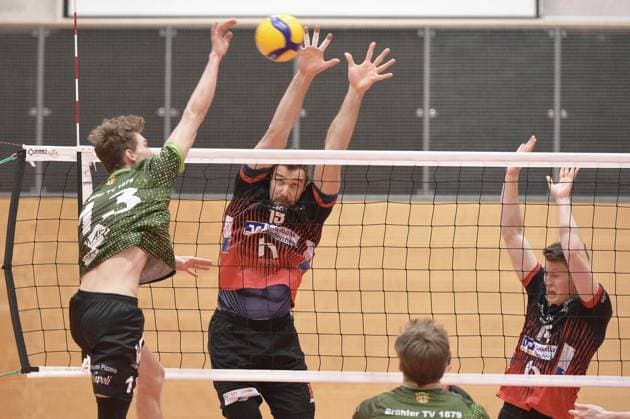 Volleyball, 3 Liga Moerser SC Brühler TV FOR EDITORIAL PURPOSES ONLY p Luis Bartsch, right, and Tim Broshog, center, in action against Robin Wallau, left, on Saturday, 01 02 2025, in the match Moerser SC against Brühler TV at the Enni Sportzentrum in Moers Moerser SC, red shirts, plays against Brühler TV, green shirts, in the Volleyball 3 Liga, season 2024 2025 Germany NRW Moers Copyright OleksandrxVoskresenskyi Copyright: OleksandrxVoskresenskyi doc7z6tth8qdtftj3ejl5t ,EDITORIAL USE ONLY Copyright: OleksandrxVoskresenskyi