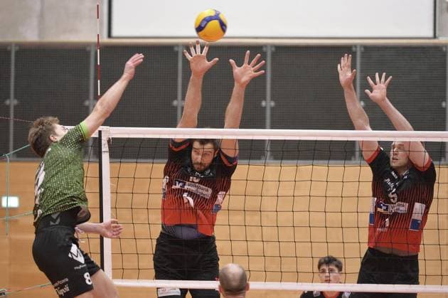 Volleyball, 3 Liga Moerser SC Brühler TV FOR EDITORIAL PURPOSES ONLY p Tim Ihde, right, and Tim Broshog, center, in action against Philipp Wiesenthal, left, on Saturday, 01 02 2025, in the match Moerser SC against Brühler TV at the Enni Sportzentrum in Moers Moerser SC, red jerseys, plays against Brühler TV, green jerseys, in the Volleyball 3 Liga, season 2024 2025 Germany NRW Moers Copyright OleksandrxVoskresenskyi Copyright: OleksandrxVoskresenskyi doc7z6ttj2sqzadgl9wmtx ,EDITORIAL USE ONLY Copyright: OleksandrxVoskresenskyi