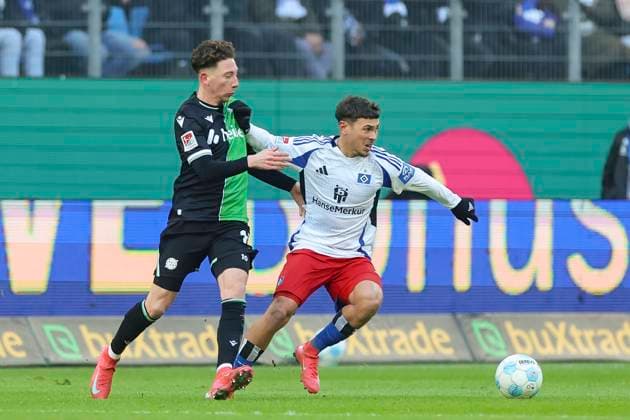 Jannik Rochelt Hannover 96 and William Mikelbrencis Hamburger SV battle for the ball, 2 Bundesliga, Hamburger SV vs Hannover 96, Volksparkstadion, February 2, 2025 in Hamburg, Germany Photo by Marco Steinbrenner DeFodi Images Jannik Rochelt Hannover 96 and William Mikelbrencis Hamburger SV battle for the ball, 2 Bundesliga, Hamburger SV vs Hannover 96, Volksparkstadion, February 2, 2025 in Hamburg, Germany Photo by Marco Steinbrenner DeFodi Images DFB DFL REGULATIONS PROHIBIT ANY USE OF PHOTOGRAPHS AS IMAGE SEQUENCES AND OR QUASI VIDEO Defodi 700 hsv hannover 20250102 031 Defodi-700 DFB DFL REGULATIONS PROHIBIT ANY USE OF PHOTOGRAPHS AS IMAGE SEQUENCES AND OR QUASI-VIDEO.