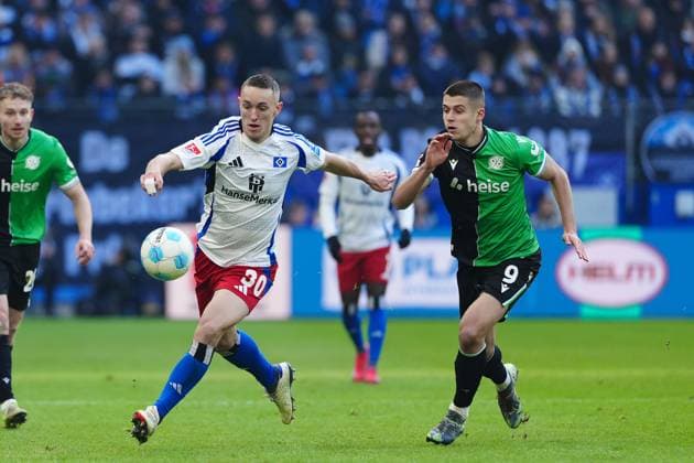 Silvan Hefti Hamburger SV, 30 , Nicolo Tresoldi Hannover 96, 09 GER, Hamburger SV vs Hannover 96, Football, 2 Bundesliga, Matchday 20, Season 2024 2025, 02 02 2025 DFL REGULATIONS PROHIBIT ANY USE OF PHOTOGRAPHS AS IMAGE SEQUENCES AND OR QUASI VIDEO GER, Hamburger SV vs Hannover 96, Football, 2 Bundesliga, Matchday 20, Season 2024 2025, 02 02 2025 Hamburg Copyright: xEibner-Pressefoto MarcelxvonxFehrnx EP_MFN