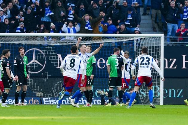 Goal celebration Hamburger SV after scoring 1 0 Silvan Hefti Hamburger SV, 30 GER, Hamburger SV vs Hannover 96, Football, 2 Bundesliga, Matchday 20, Season 2024 2025, 02 02 2025 DFL REGULATIONS PROHIBIT ANY USE OF PHOTOGRAPHS AS IMAGE SEQUENCES AND OR QUASI VIDEO GER, Hamburger SV vs Hannover 96, Football, 2 Bundesliga, Matchday 20, Season 2024 2025, 02 02 2025 Hamburg Copyright: xEibner-Pressefoto MarcelxvonxFehrnx EP_MFN