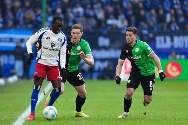 Jean Luc Dompe Hamburger SV, 07 , Jannik Dehm Hannover 96, 20 , Enzo Leopold Hannover 96, 08 GER, Hamburger SV vs Hannover 96, Football, 2 Bundesliga, Matchday 20, Season 2024 2025, 02 02 2025 DFL REGULATIONS PROHIBIT ANY USE OF PHOTOGRAPHS AS IMAGE SEQUENCES AND OR QUASI VIDEO GER, Hamburger SV vs Hannover 96, Football, 2 Bundesliga, Matchday 20, Season 2024 2025, 02 02 2025 Hamburg Copyright: xEibner-Pressefoto MarcelxvonxFehrnx EP_MFN