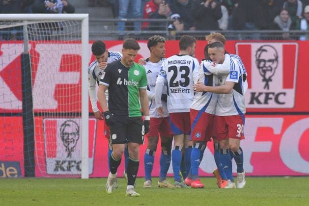 02 02 2025, xblx, Fußball 2 Bundesliga, Hamburger SV Hannover 96 v l Silvan Hefti Hamburger SV , Goal scored, Tor zum 1 0, celebrate the goal, Torjubel , Jubel, jubeln, jubelt, Enzo Leopold Hannover 96 , disappointed, disappointed looking, dissapointed, disappointment, disappointment DFL DFB REGULATIONS PROHIBIT ANY USE OF PHOTOGRAPHS as IMAGE SEQUENCES and or QUASI VIDEO Hamburg