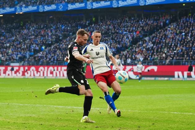 Jannik Dehm Hannover 96, 20 , Silvan Hefti Hamburger SV, 30 GER, Hamburger SV vs Hannover 96, Football, 2 Bundesliga, Matchday 20, Season 2024 2025, 02 02 2025 DFL REGULATIONS PROHIBIT ANY USE OF PHOTOGRAPHS AS IMAGE SEQUENCES AND OR QUASI VIDEO GER, Hamburger SV vs Hannover 96, Football, 2 Bundesliga, Matchday 20, Season 2024 2025, 02 02 2025 Hamburg Copyright: xEibner-Pressefoto MarcelxvonxFehrnx EP_MFN