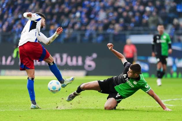 Daniel Elfadli Hamburger SV, 08 , Nicolo Tresoldi Hannover 96, 09 GER, Hamburger SV vs Hannover 96, Football, 2 Bundesliga, Matchday 20, Season 2024 2025, 02 02 2025 DFL REGULATIONS PROHIBIT ANY USE OF PHOTOGRAPHS AS IMAGE SEQUENCES AND OR QUASI VIDEO GER, Hamburger SV vs Hannover 96, Football, 2 Bundesliga, Matchday 20, Season 2024 2025, 02 02 2025 Hamburg Copyright: xEibner-Pressefoto MarcelxvonxFehrnx EP_MFN