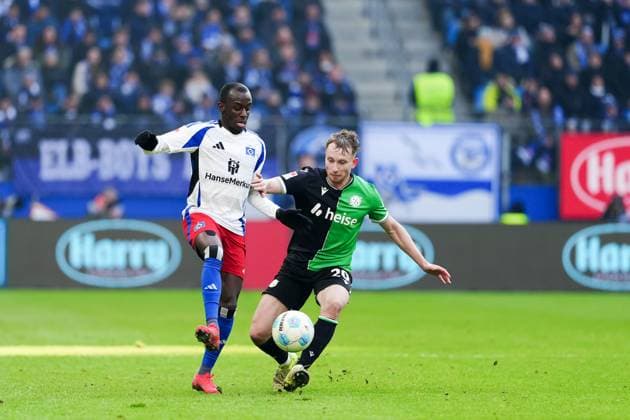 Jean Luc Dompe Hamburger SV, 07 , Jannik Dehm Hannover 96, 20 GER, Hamburger SV vs Hannover 96, Football, 2 Bundesliga, Matchday 20, Season 2024 2025, 02 02 2025 DFL REGULATIONS PROHIBIT ANY USE OF PHOTOGRAPHS AS IMAGE SEQUENCES AND OR QUASI VIDEO GER, Hamburger SV vs Hannover 96, Football, 2 Bundesliga, Matchday 20, Season 2024 2025, 02 02 2025 Hamburg Copyright: xEibner-Pressefoto MarcelxvonxFehrnx EP_MFN