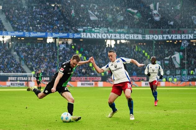 Jannik Dehm Hannover 96, 20 , Silvan Hefti Hamburger SV, 30 GER, Hamburger SV vs Hannover 96, Football, 2 Bundesliga, Matchday 20, Season 2024 2025, 02 02 2025 DFL REGULATIONS PROHIBIT ANY USE OF PHOTOGRAPHS AS IMAGE SEQUENCES AND OR QUASI VIDEO GER, Hamburger SV vs Hannover 96, Football, 2 Bundesliga, Matchday 20, Season 2024 2025, 02 02 2025 Hamburg Copyright: xEibner-Pressefoto MarcelxvonxFehrnx EP_MFN