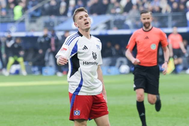 GER,Hamburg, Fußball, DFB, Hamburger SV vs Hannover 96 , im Hamburger Volksparkstadion , 02 02 2025 , v l Emir Sahiti Hamburger SV enttaeuscht, enttaeusch schauend, dissapointed, traurig, frustriert, frust, gefrustet DFL regulations prohibit any use of photographs as image sequences and or quasi video Copyright: HMBxMedia FernandoxSoares