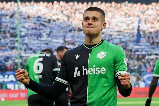 Nicolo Tresoldi Hannover 96 celebrates his goal for 1 1, 2 Bundesliga, Hamburger SV vs Hannover 96, Volksparkstadion, February 02, 2025 in Hamburg, Germany Photo by Marco Steinbrenner DeFodi Images Nicolo Tresoldi Hannover 96 celebrates after scoring his teams first goal, 2 Bundesliga, Hamburger SV vs Hannover 96, Volksparkstadion, February 2, 2025 in Hamburg, Germany Photo by Marco Steinbrenner DeFodi Images DFB DFL REGULATIONS PROHIBIT ANY USE OF PHOTOGRAPHS AS IMAGE SEQUENCES AND OR QUASI VIDEO Defodi 700 hsv hannover 20250102 064 Defodi-700 DFB DFL REGULATIONS PROHIBIT ANY USE OF PHOTOGRAPHS AS IMAGE SEQUENCES AND OR QUASI-VIDEO.