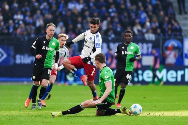 William Mikelbrencis Hamburger SV, 02 , Marcel Halstenberg Hannover 96, 23 GER, Hamburger SV vs Hannover 96, Football, 2 Bundesliga, Matchday 20, Season 2024 2025, 02 02 2025 DFL REGULATIONS PROHIBIT ANY USE OF PHOTOGRAPHS AS IMAGE SEQUENCES AND OR QUASI VIDEO GER, Hamburger SV vs Hannover 96, Football, 2 Bundesliga, Matchday 20, Season 2024 2025, 02 02 2025 Hamburg Copyright: xEibner-Pressefoto MarcelxvonxFehrnx EP_MFN