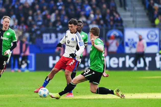 William Mikelbrencis Hamburger SV, 02 , Marcel Halstenberg Hannover 96, 23 GER, Hamburger SV vs Hannover 96, Football, 2 Bundesliga, Matchday 20, Season 2024 2025, 02 02 2025 DFL REGULATIONS PROHIBIT ANY USE OF PHOTOGRAPHS AS IMAGE SEQUENCES AND OR QUASI VIDEO GER, Hamburger SV vs Hannover 96, Football, 2 Bundesliga, Matchday 20, Season 2024 2025, 02 02 2025 Hamburg Copyright: xEibner-Pressefoto MarcelxvonxFehrnx EP_MFN