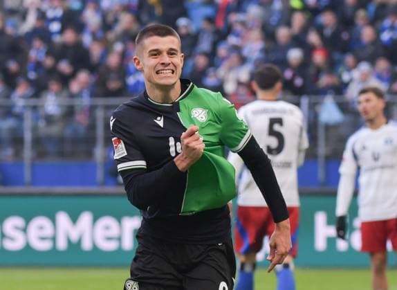 02 02 2025, xblx, Fußball 2 Bundesliga, Hamburger SV Hannover 96 v l Nicolo Tresoldi Hannover 96 , Goal scored, Tor zum 1 1, celebrate the goal, Torjubel , Jubel, jubeln, jubelt, DFL DFB REGULATIONS PROHIBIT ANY USE OF PHOTOGRAPHS as IMAGE SEQUENCES and or QUASI VIDEO Hamburg