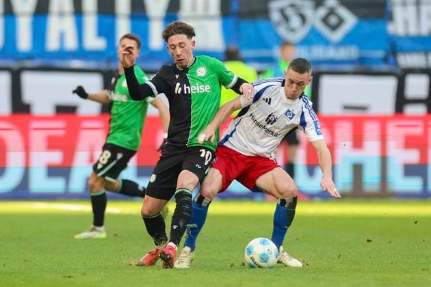 Jannik Rochelt Hannover 96 and Silvan Hefti Hamburger SV battle for the ball, 2 Bundesliga, Hamburger SV vs Hannover 96, Volksparkstadion, February 2, 2025 in Hamburg, Germany Photo by Marco Steinbrenner DeFodi Images Jannik Rochelt Hannover 96 and Silvan Hefti Hamburger SV battle for the ball, 2 Bundesliga, Hamburger SV vs Hannover 96, Volksparkstadion, February 2, 2025 in Hamburg, Germany Photo by Marco Steinbrenner DeFodi Images DFB DFL REGULATIONS PROHIBIT ANY USE OF PHOTOGRAPHS AS IMAGE SEQUENCES AND OR QUASI VIDEO Defodi 700 hsv hannover 20250102 070 Defodi-700 DFB DFL REGULATIONS PROHIBIT ANY USE OF PHOTOGRAPHS AS IMAGE SEQUENCES AND OR QUASI-VIDEO.