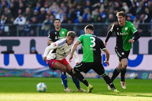 Ransford Yeboah Koenigsdoerffer Hamburger SV, 11 , Boris Tomiak Hannover 96, 03 GER, Hamburger SV vs Hannover 96, Football, 2 Bundesliga, Matchday 20, Season 2024 2025, 02 02 2025 DFL REGULATIONS PROHIBIT ANY USE OF PHOTOGRAPHS AS IMAGE SEQUENCES AND OR QUASI VIDEO GER, Hamburger SV vs Hannover 96, Football, 2 Bundesliga, Matchday 20, Season 2024 2025, 02 02 2025 Hamburg Copyright: xEibner-Pressefoto MarcelxvonxFehrnx EP_MFN