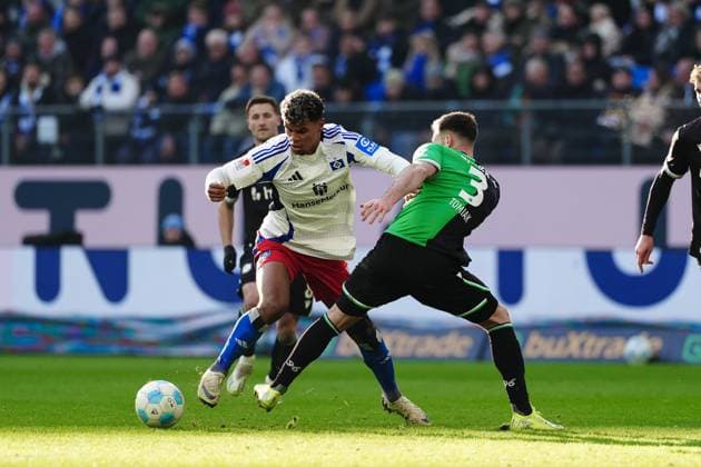 Ransford Yeboah Koenigsdoerffer Hamburger SV, 11 , Boris Tomiak Hannover 96, 03 GER, Hamburger SV vs Hannover 96, Football, 2 Bundesliga, Matchday 20, Season 2024 2025, 02 02 2025 DFL REGULATIONS PROHIBIT ANY USE OF PHOTOGRAPHS AS IMAGE SEQUENCES AND OR QUASI VIDEO GER, Hamburger SV vs Hannover 96, Football, 2 Bundesliga, Matchday 20, Season 2024 2025, 02 02 2025 Hamburg Copyright: xEibner-Pressefoto MarcelxvonxFehrnx EP_MFN