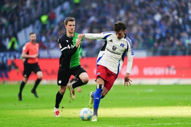 Fabian Kunze Hannover 96, 06 , Otto Stange Hamburger SV, 49 GER, Hamburger SV vs Hannover 96, Football, 2 Bundesliga, Matchday 20, Season 2024 2025, 02 02 2025 DFL REGULATIONS PROHIBIT ANY USE OF PHOTOGRAPHS AS IMAGE SEQUENCES AND OR QUASI VIDEO GER, Hamburger SV vs Hannover 96, Football, 2 Bundesliga, Matchday 20, Season 2024 2025, 02 02 2025 Hamburg Copyright: xEibner-Pressefoto MarcelxvonxFehrnx EP_MFN