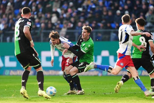 Otto Stange Hamburger SV, 49 , Phil Neumann Hannover 96, 05 GER, Hamburger SV vs Hannover 96, Football, 2 Bundesliga, Matchday 20, Season 2024 2025, 02 02 2025 DFL REGULATIONS PROHIBIT ANY USE OF PHOTOGRAPHS AS IMAGE SEQUENCES AND OR QUASI VIDEO GER, Hamburger SV vs Hannover 96, Football, 2 Bundesliga, Matchday 20, Season 2024 2025, 02 02 2025 Hamburg Copyright: xEibner-Pressefoto MarcelxvonxFehrnx EP_MFN