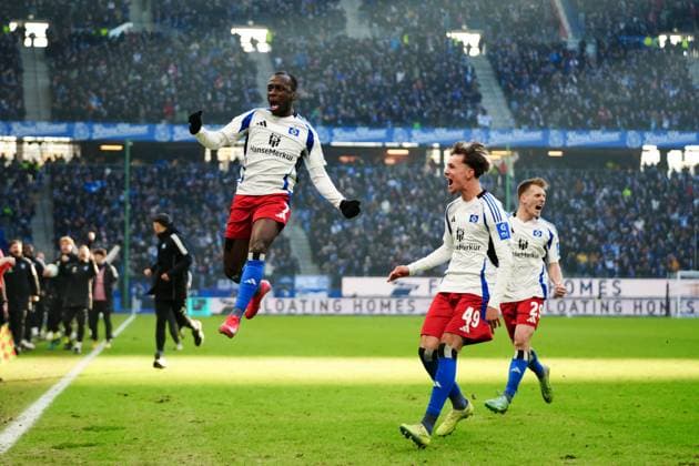 Goal celebration Hamburger SV after scoring 2 2 from a free kick Jean Luc Dompe Hamburger SV, 07 GER, Hamburger SV vs Hannover 96, Football, 2 Bundesliga, Matchday 20, Season 2024 2025, 02 02 2025 DFL REGULATIONS PROHIBIT ANY USE OF PHOTOGRAPHS AS IMAGE SEQUENCES AND OR QUASI VIDEO GER, Hamburger SV vs Hannover 96, Football, 2 Bundesliga, Matchday 20, Season 2024 2025, 02 02 2025 Hamburg Copyright: xEibner-Pressefoto MarcelxvonxFehrnx EP_MFN