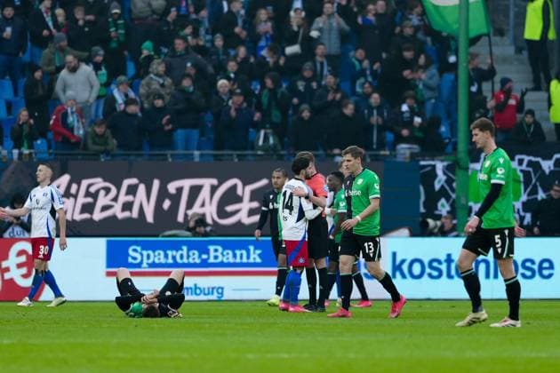 Hamburger SV and Hannover 96 after the end of the match GER, Hamburger SV vs Hannover 96, Football, 2 Bundesliga, Matchday 20, Season 2024 2025, 02 02 2025 DFL REGULATIONS PROHIBIT ANY USE OF PHOTOGRAPHS AS IMAGE SEQUENCES AND OR QUASI VIDEO GER, Hamburger SV vs Hannover 96, Football, 2 Bundesliga, Matchday 20, Season 2024 2025, 02 02 2025 Hamburg Copyright: xEibner-Pressefoto MarcelxvonxFehrnx EP_MFN