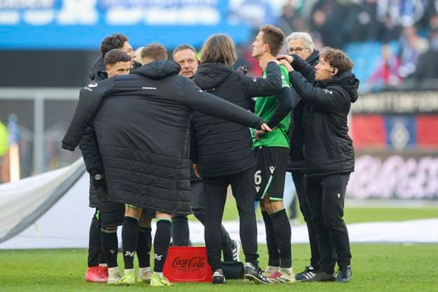 Fabian Kunze Hannover 96 is treated on the pitch after the final whistle, 2 Bundesliga, Hamburger SV vs Hannover 96, Volksparkstadion, February 2, 2025 in Hamburg, Germany Photo by Marco Steinbrenner DeFodi Images Fabian Kunze Hannover 96 is treated on the pitch after the final whistle, 2 Bundesliga, Hamburger SV vs Hannover 96, Volksparkstadion, February 2, 2025 in Hamburg, Germany Photo by Marco Steinbrenner DeFodi Images DFB DFL REGULATIONS PROHIBIT ANY USE OF PHOTOGRAPHS AS IMAGE SEQUENCES AND OR QUASI VIDEO Defodi 700 hsv hannover 20250102 088 Defodi-700 DFB DFL REGULATIONS PROHIBIT ANY USE OF PHOTOGRAPHS AS IMAGE SEQUENCES AND OR QUASI-VIDEO.