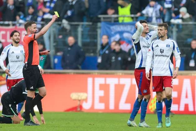 Referee Michael Bacher shows Daniel Elfadli Hamburger SV his fifth yellow card of the season, 2 Bundesliga, Hamburger SV vs Hannover 96, Volksparkstadion, February 2, 2025 in Hamburg, Germany Photo by Marco Steinbrenner DeFodi Images Referee Michael Bacher shows Daniel Elfadli Hamburger SV his fifth yellow card of the season, 2 Bundesliga, Hamburger SV vs Hannover 96, Volksparkstadion, February 2, 2025 in Hamburg, Germany Photo by Marco Steinbrenner DeFodi Images DFB DFL REGULATIONS PROHIBIT ANY USE OF PHOTOGRAPHS AS IMAGE SEQUENCES AND OR QUASI VIDEO Defodi 700 hsv hannover 20250102 084 Defodi-700 DFB DFL REGULATIONS PROHIBIT ANY USE OF PHOTOGRAPHS AS IMAGE SEQUENCES AND OR QUASI-VIDEO.