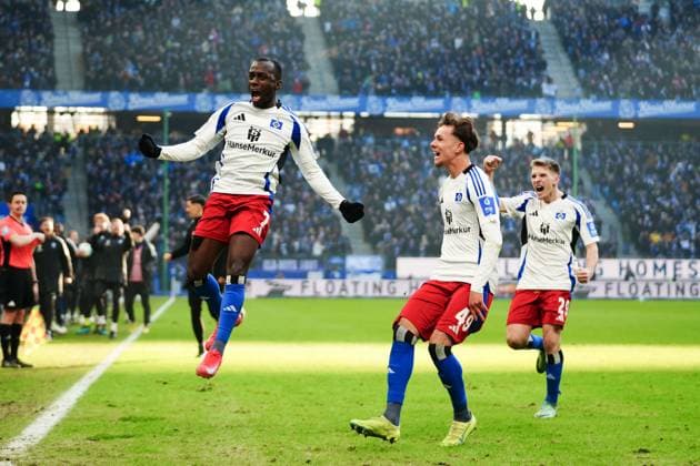 Torjubel Hamburger SV nach Tor zum 2:2 per Freistoss Jean-Luc Dompe (Hamburger SV, 07) GER, Hamburger SV vs. Hannover 96, Fussball, 2. Bundesliga, Spieltag 20, Saison 2024 2025, 02.02.2025 DFL REGULATIONS PROHIBIT ANY USE OF PHOTOGRAPHS AS IMAGE SEQUENCES AND OR QUASI-VIDEO GER, Hamburger SV vs. Hannover 96, Fussball, 2. Bundesliga, Spieltag 20, Saison 2024 2025, 02.02.2025 Hamburg Copyright: xEibner-Pressefoto MarcelxvonxFehrnx EP_MFN