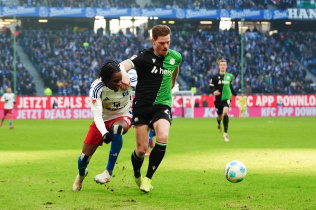 Adedire Mebude Hamburger SV, 16 , Marcel Halstenberg Hannover 96, 23 GER, Hamburger SV vs Hannover 96, Football, 2 Bundesliga, Matchday 20, Season 2024 2025, 02 02 2025 DFL REGULATIONS PROHIBIT ANY USE OF PHOTOGRAPHS AS IMAGE SEQUENCES AND OR QUASI VIDEO GER, Hamburger SV vs Hannover 96, Football, 2 Bundesliga, Matchday 20, Season 2024 2025, 02 02 2025 Hamburg Copyright: xEibner-Pressefoto MarcelxvonxFehrnx EP_MFN