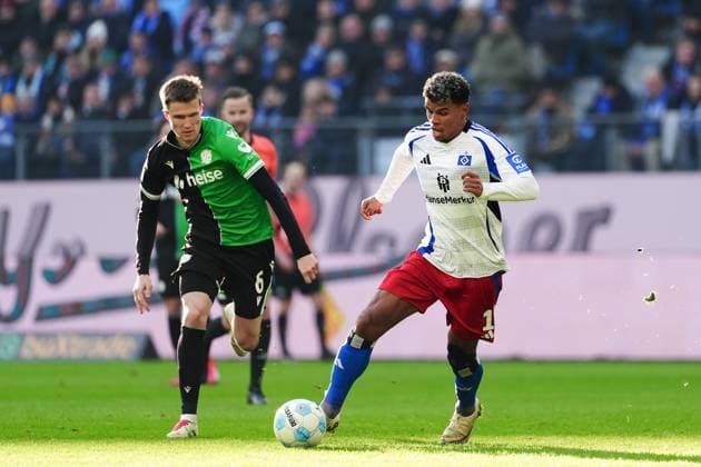 Fabian Kunze Hannover 96, 06 , Ransford Yeboah Koenigsdoerffer Hamburger SV, 11 GER, Hamburger SV vs Hannover 96, Football, 2 Bundesliga, Matchday 20, Season 2024 2025, 02 02 2025 DFL REGULATIONS PROHIBIT ANY USE OF PHOTOGRAPHS AS IMAGE SEQUENCES AND OR QUASI VIDEO GER, Hamburger SV vs Hannover 96, Football, 2 Bundesliga, Matchday 20, Season 2024 2025, 02 02 2025 Hamburg Copyright: xEibner-Pressefoto MarcelxvonxFehrnx EP_MFN