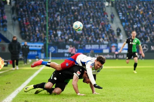 William Mikelbrencis Hamburger SV, 02 , Boris Tomiak Hannover 96, 03 GER, Hamburger SV vs Hannover 96, Football, 2 Bundesliga, Matchday 20, Season 2024 2025, 02 02 2025 DFL REGULATIONS PROHIBIT ANY USE OF PHOTOGRAPHS AS IMAGE SEQUENCES AND OR QUASI VIDEO GER, Hamburger SV vs Hannover 96, Football, 2 Bundesliga, Matchday 20, Season 2024 2025, 02 02 2025 Hamburg Copyright: xEibner-Pressefoto MarcelxvonxFehrnx EP_MFN