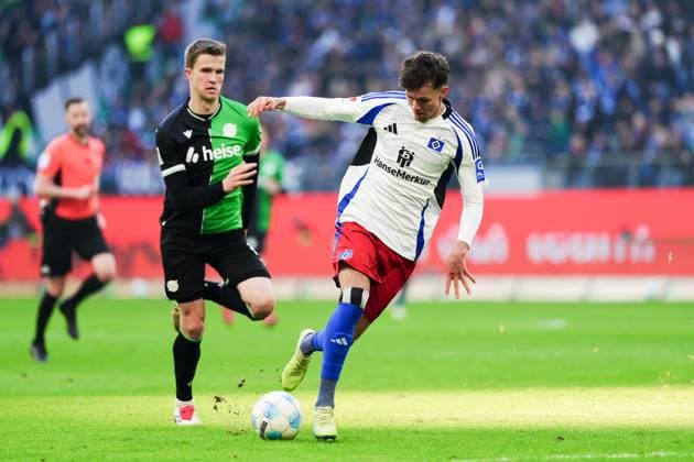 Fabian Kunze Hannover 96, 06 , Otto Stange Hamburger SV, 49 GER, Hamburger SV vs Hannover 96, Football, 2 Bundesliga, Matchday 20, Season 2024 2025, 02 02 2025 DFL REGULATIONS PROHIBIT ANY USE OF PHOTOGRAPHS AS IMAGE SEQUENCES AND OR QUASI VIDEO GER, Hamburger SV vs Hannover 96, Football, 2 Bundesliga, Matchday 20, Season 2024 2025, 02 02 2025 Hamburg Copyright: xEibner-Pressefoto MarcelxvonxFehrnx EP_MFN