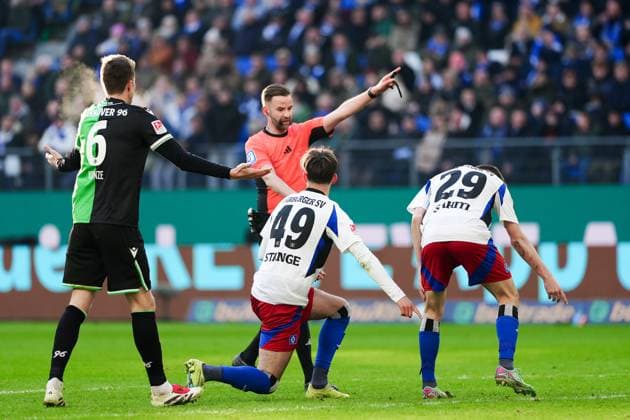 Referee Michael Bacher gives free kick, Otto Stange Hamburger SV, 49 and Emir Sahiti Hamburger SV, 29 want penalty kick GER, Hamburger SV vs Hannover 96, Football, 2 Bundesliga, Matchday 20, Season 2024 2025, 02 02 2025 DFL REGULATIONS PROHIBIT ANY USE OF PHOTOGRAPHS AS IMAGE SEQUENCES AND OR QUASI VIDEO GER, Hamburger SV vs Hannover 96, Football, 2 Bundesliga, Matchday 20, Season 2024 2025, 02 02 2025 Hamburg Copyright: xEibner-Pressefoto MarcelxvonxFehrnx EP_MFN