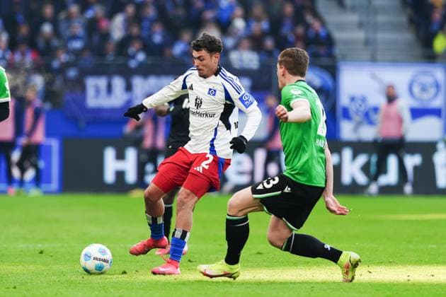 William Mikelbrencis Hamburger SV, 02 , Marcel Halstenberg Hannover 96, 23 GER, Hamburger SV vs Hannover 96, Football, 2 Bundesliga, Matchday 20, Season 2024 2025, 02 02 2025 DFL REGULATIONS PROHIBIT ANY USE OF PHOTOGRAPHS AS IMAGE SEQUENCES AND OR QUASI VIDEO GER, Hamburger SV vs Hannover 96, Football, 2 Bundesliga, Matchday 20, Season 2024 2025, 02 02 2025 Hamburg Copyright: xEibner-Pressefoto MarcelxvonxFehrnx EP_MFN