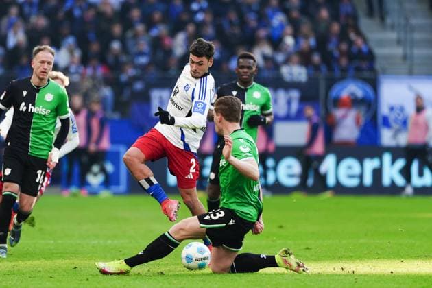 William Mikelbrencis Hamburger SV, 02 , Marcel Halstenberg Hannover 96, 23 GER, Hamburger SV vs Hannover 96, Football, 2 Bundesliga, Matchday 20, Season 2024 2025, 02 02 2025 DFL REGULATIONS PROHIBIT ANY USE OF PHOTOGRAPHS AS IMAGE SEQUENCES AND OR QUASI VIDEO GER, Hamburger SV vs Hannover 96, Football, 2 Bundesliga, Matchday 20, Season 2024 2025, 02 02 2025 Hamburg Copyright: xEibner-Pressefoto MarcelxvonxFehrnx EP_MFN