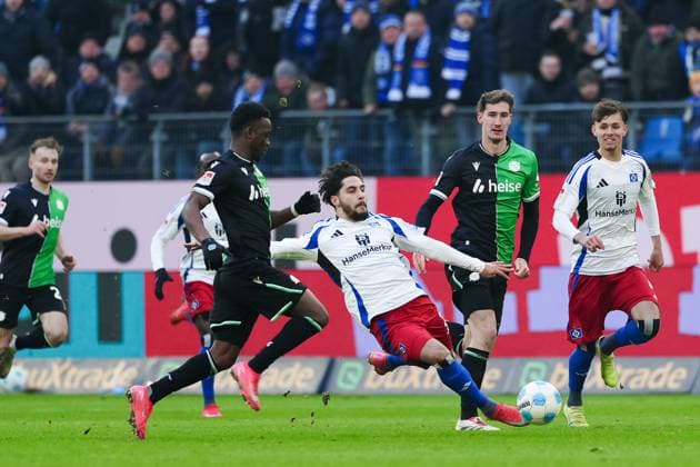 Rabbi Matondo Hannover 96, 40 , Ludovit Reis Hamburger SV, 14 GER, Hamburger SV vs Hannover 96, Football, 2 Bundesliga, Matchday 20, Season 2024 2025, 02 02 2025 DFL REGULATIONS PROHIBIT ANY USE OF PHOTOGRAPHS AS IMAGE SEQUENCES AND OR QUASI VIDEO GER, Hamburger SV vs Hannover 96, Football, 2 Bundesliga, Matchday 20, Season 2024 2025, 02 02 2025 Hamburg Copyright: xEibner-Pressefoto MarcelxvonxFehrnx EP_MFN