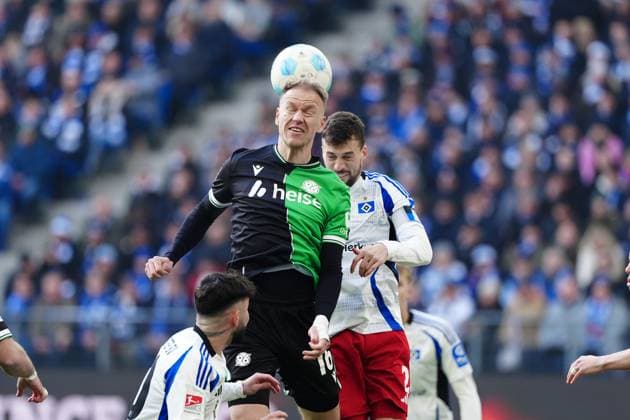 Header duel aerial duel Havard Nielsen Hannover 96, 16 , Jonas Meffert Hamburger SV, 23 GER, Hamburger SV vs Hannover 96, Football, 2 Bundesliga, Matchday 20, Season 2024 2025, 02 02 2025 DFL REGULATIONS PROHIBIT ANY USE OF PHOTOGRAPHS AS IMAGE SEQUENCES AND OR QUASI VIDEO GER, Hamburger SV vs Hannover 96, Football, 2 Bundesliga, Matchday 20, Season 2024 2025, 02 02 2025 Hamburg Copyright: xEibner-Pressefoto MarcelxvonxFehrnx EP_MFN