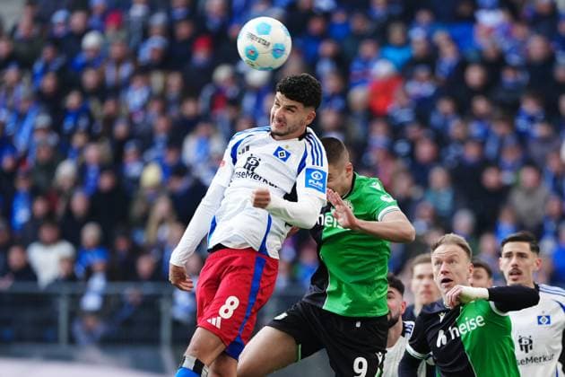 Header duel aerial duel Daniel Elfadli Hamburger SV, 08 , Nicolo Tresoldi Hannover 96, 09 GER, Hamburger SV vs Hannover 96, Football, 2 Bundesliga, Matchday 20, Season 2024 2025, 02 02 2025 DFL REGULATIONS PROHIBIT ANY USE OF PHOTOGRAPHS AS IMAGE SEQUENCES AND OR QUASI VIDEO GER, Hamburger SV vs Hannover 96, Football, 2 Bundesliga, Matchday 20, Season 2024 2025, 02 02 2025 Hamburg Copyright: xEibner-Pressefoto MarcelxvonxFehrnx EP_MFN