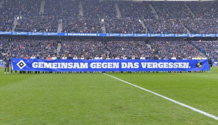 02 02 2025, xblx, Fussball 2 Bundesliga, Hamburger SV Hannover 96 v l 80 Jahre Befreiung Konzentrationslager von Auschwitz , KZ, Jahre, Jahrestag, Gedenken, Denktag, 27 01 1945, Erinnerung, Opfer des Nationalsozialismus, Holocausts, Holocaust, NIE WIEDER, GEMEINSAM GEGEN DAS VERGESSEN, DFLB DFB REGULATIONS PROHIBIT ANY USE OF PHOTOGRAPHS as IMAGE SEQUENCES and or QUASI VIDEO Hamburg