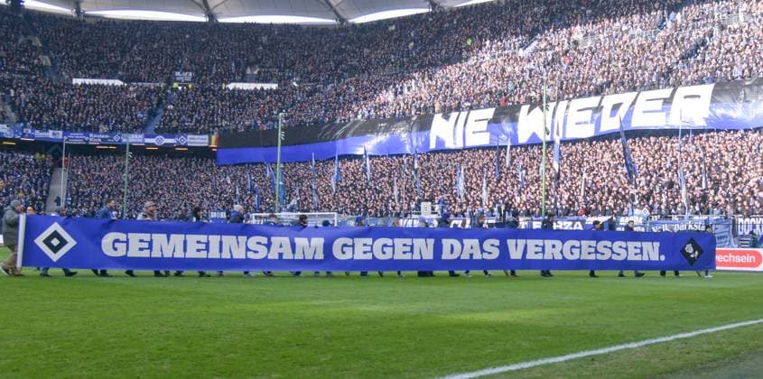 02 02 2025, xblx, Fussball 2 Bundesliga, Hamburger SV Hannover 96 v l 80 Jahre Befreiung Konzentrationslager von Auschwitz , KZ, Jahre, Jahrestag, Gedenken, Denktag, 27 01 1945, Erinnerung, Opfer des Nationalsozialismus, Holocausts, Holocaust, NIE WIEDER, GEMEINSAM GEGEN DAS VERGESSEN, DFLB DFB REGULATIONS PROHIBIT ANY USE OF PHOTOGRAPHS as IMAGE SEQUENCES and or QUASI VIDEO Hamburg