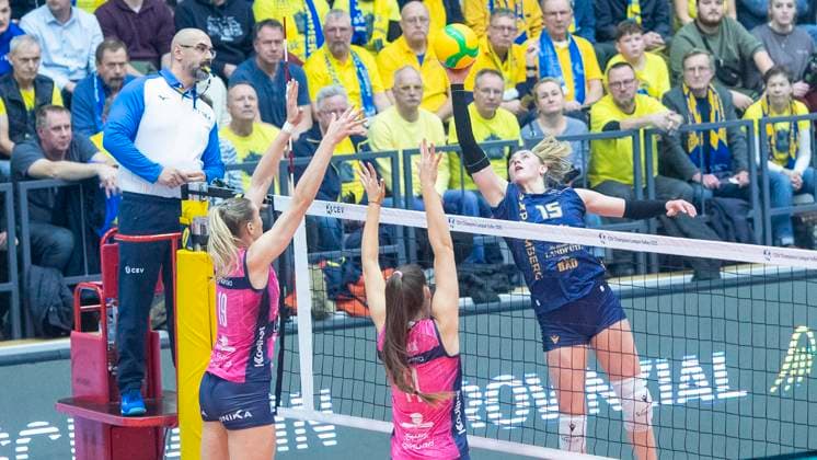 5 2 2025, Volleyball, Women, CEV Champions League Volley 2025, preliminary round, playoff, first leg, SSC Palmberg Schwerin Germany Pro Victoria Pallavolo Monza Italy Niks Daalderop Pro Victoria Pallavolo Monza, left, Hena Kurtagic Pro Victoria Pallavolo Monza, center against Elles Dambrink SSC Palmberg Schwerin, right Schwerin Palmberg Arena Mecklenburg Vorpommern Germany