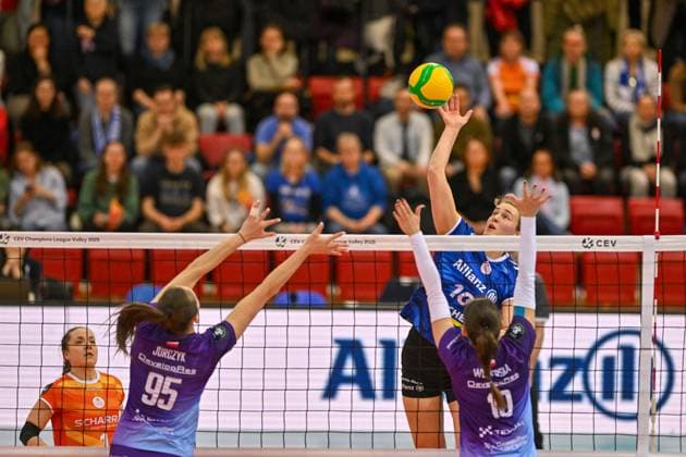 CEV CL Allianz MTV Stuttgart KS DevelopRes Rzeszów 06 02 2025 CEV, ChampionsLeague,, Volleyball, Women, Season 2024 25, Allianz MTV Stuttgart in blue , against KS DevelopRes Rzeszów Poland, in white purple , Jolien Knollema in attack against 10 Katarzyna Wenerska, 95, Magdalena Jurczyk, Copyright: xBEAUTIFULxSPORTS TomxBlochx