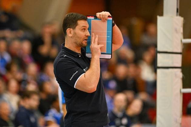 CEV CL Allianz MTV Stuttgart KS DevelopRes Rzeszów 06 02 2025 CEV, ChampionsLeague,, Volleyball, Women, Season 2024 25, Allianz MTV Stuttgart in blue , against KS DevelopRes Rzeszów Poland, in white purple , Coach Michal Masek, Rzeszow, Copyright: xBEAUTIFULxSPORTS TomxBlochx